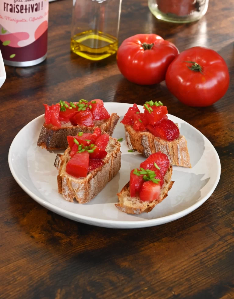 Bruschetta aux fraises et aux tomates